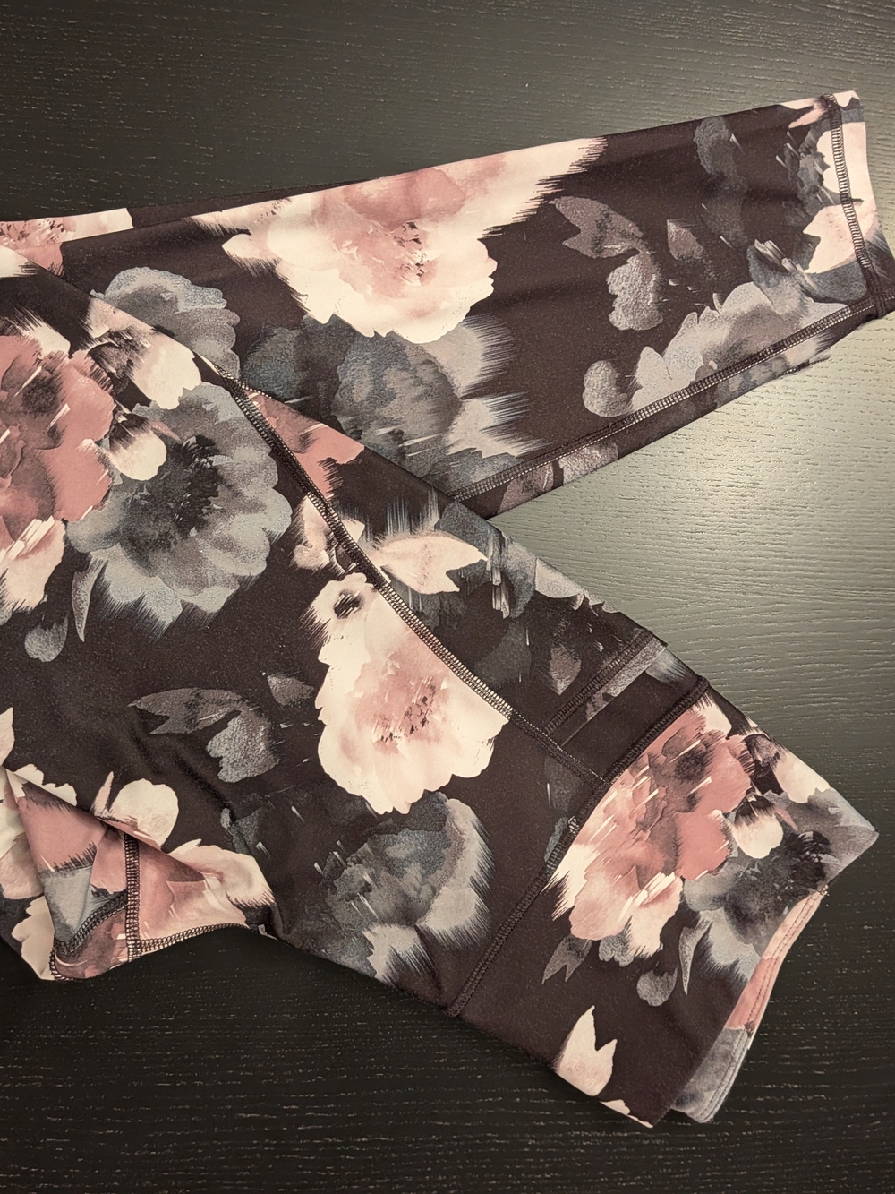 Old Navy Active Floral Elevate Leggings in Pink and Charcoal - Picture 3 of 4